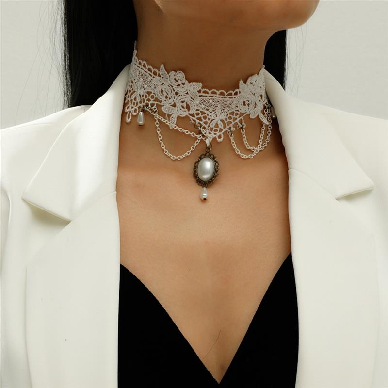 Collier Blanc Gothique