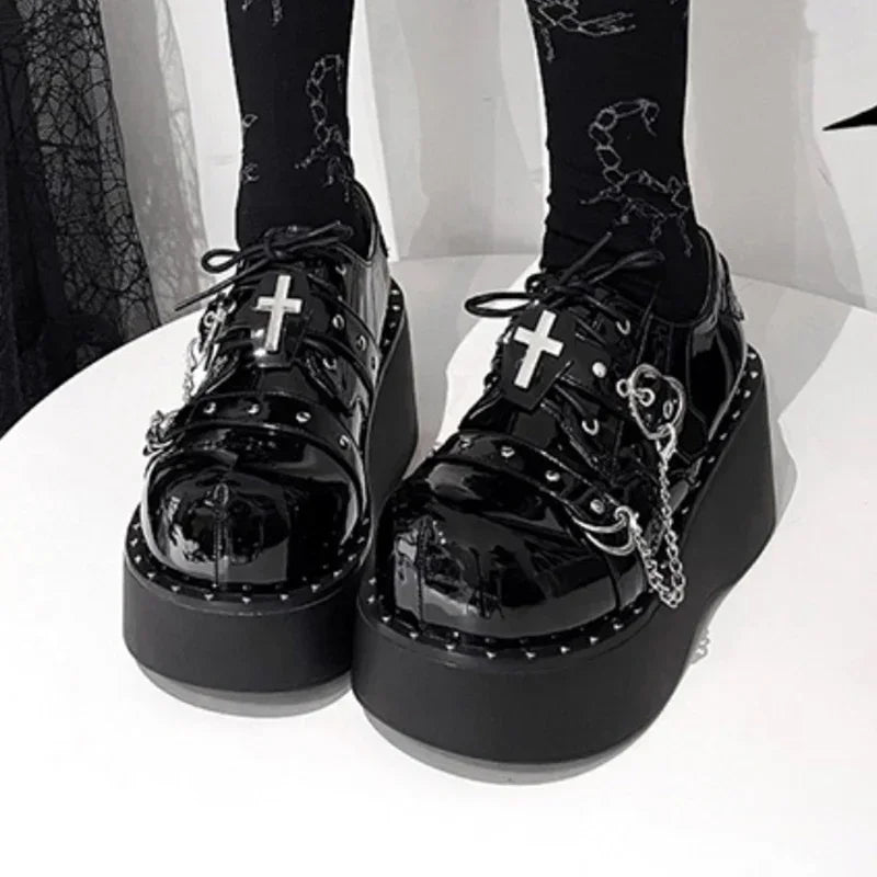 Chaussure Avec Croix Gothique