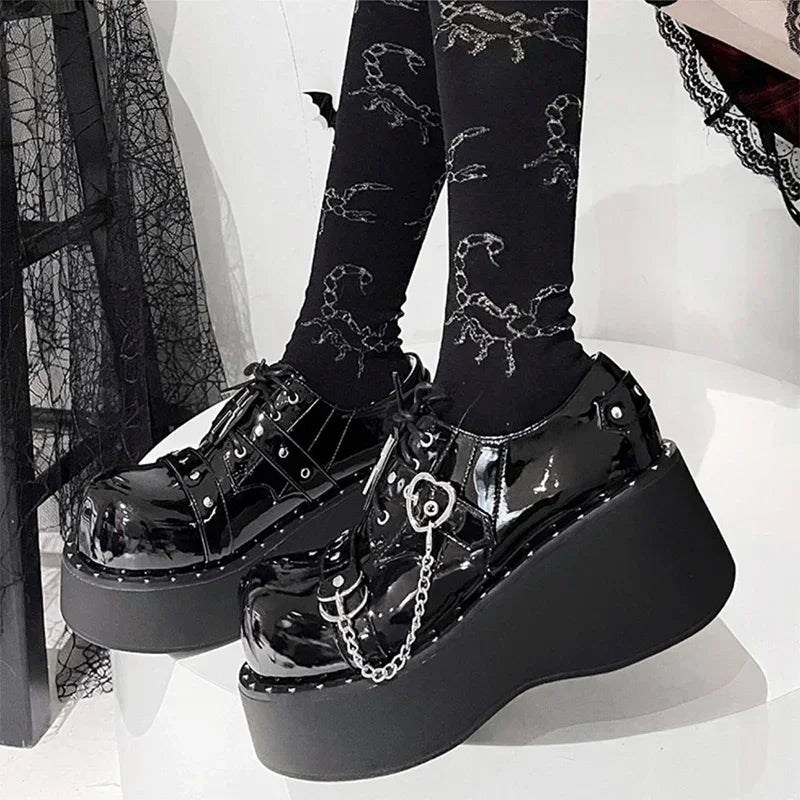 Chaussure Avec Croix Gothique